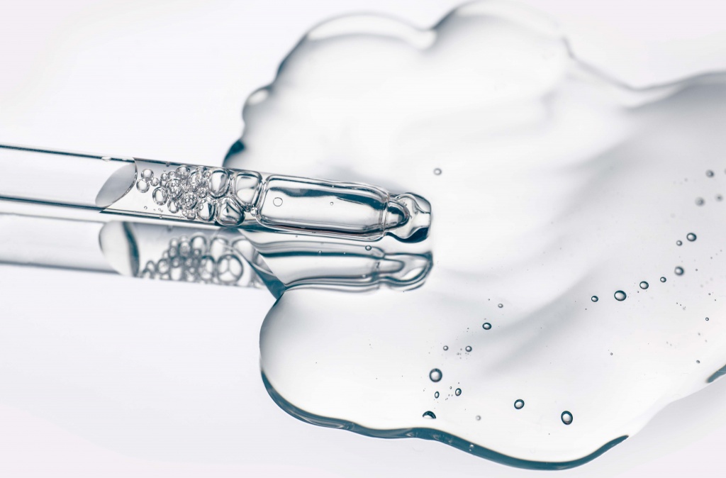 Пилинг подразумевает воздействие на кожу при помощи скрабов и абразивных частиц, которые удаляют мертвые клетки и убирают лишнее кожное сало, очищают закупоренные пробки Пилинг подразделяется на два вида: механический и химический