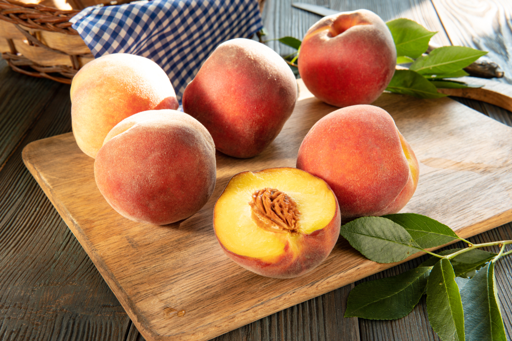 Персики стоит ежедневно употреблять тем, кто хочет следить за собой Фрукты оранжевого цвета (персики, абрикосы, апельсины)