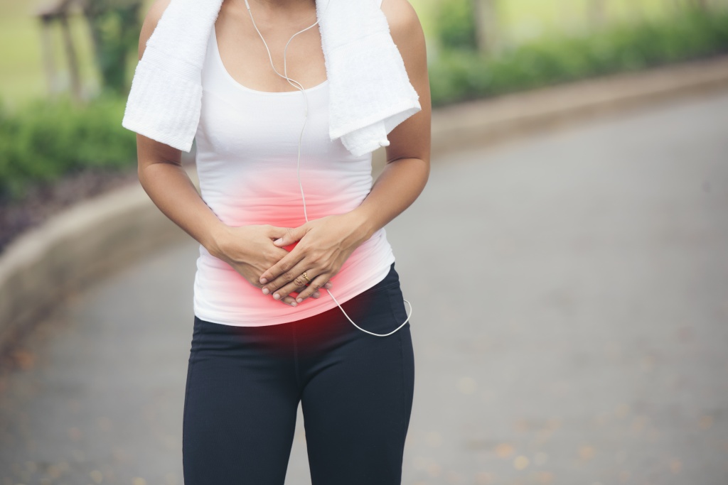 Перед пробежкой обязательно необходимо делать растяжку, чтобы подготовить мускулы и сердце к нагрузке Упражнения для месячных