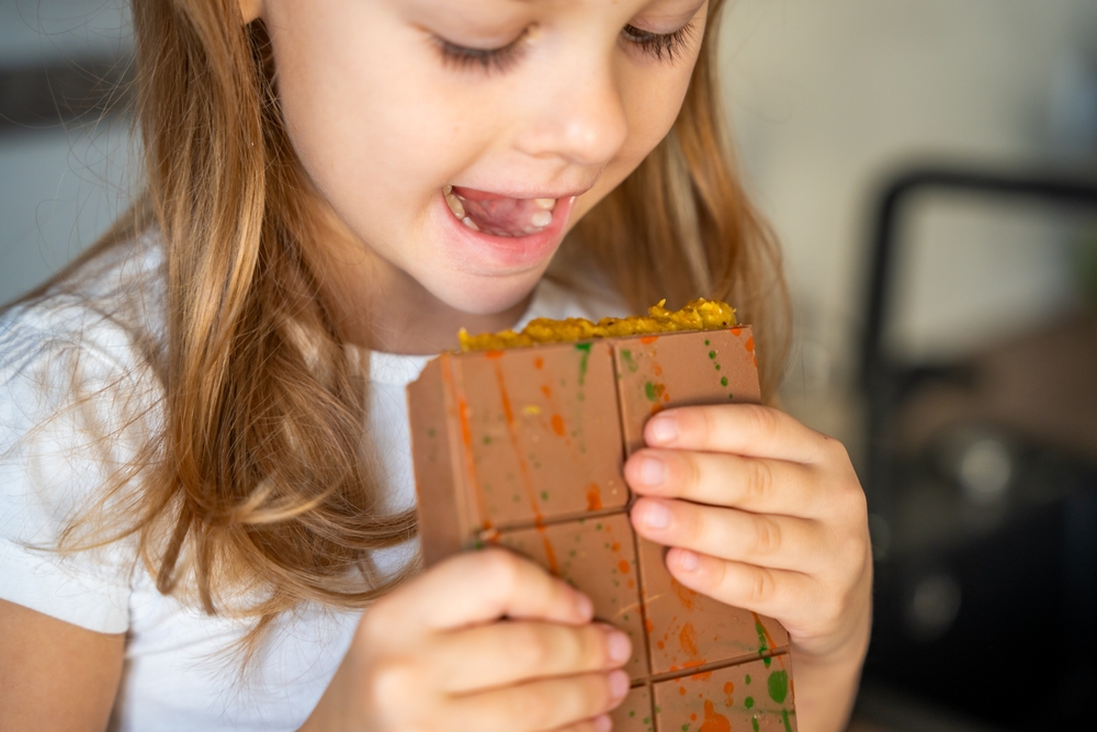 В молочном шоколаде 35% какао. У него сбалансированный сливочный вкус, и он лучше всего подходит детям Шоколад положительно влияет на когнитивные возможности детей