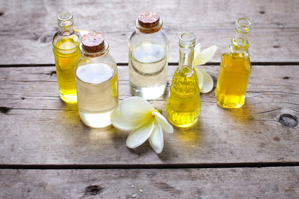 Основу касторового масла составляют рицинолеиновая, пальмитиновая, олеиновая, стеариновая и линолевая кислоты. В нем много витамина A и E, минералов Благодаря такому составу касторка благотворно влияет на волосы, восстанавливая их структуру, увлажняя, усиливая рост, активизируя синтез коллагена, избавляя от секущихся кончиков, предотвращая ломкость и наделяя блеском