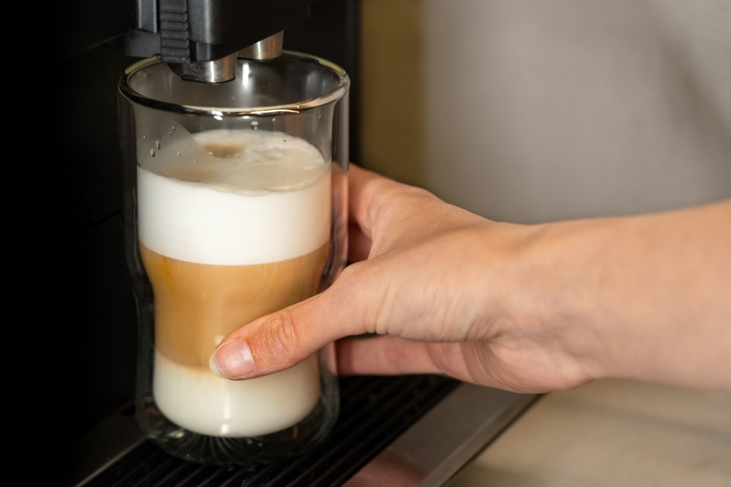 Кофе - природный энергетик. Кофеин помогает проснуться с утра и активизирует память, улучшает бдительность, внимание Кофе - природный энергетик