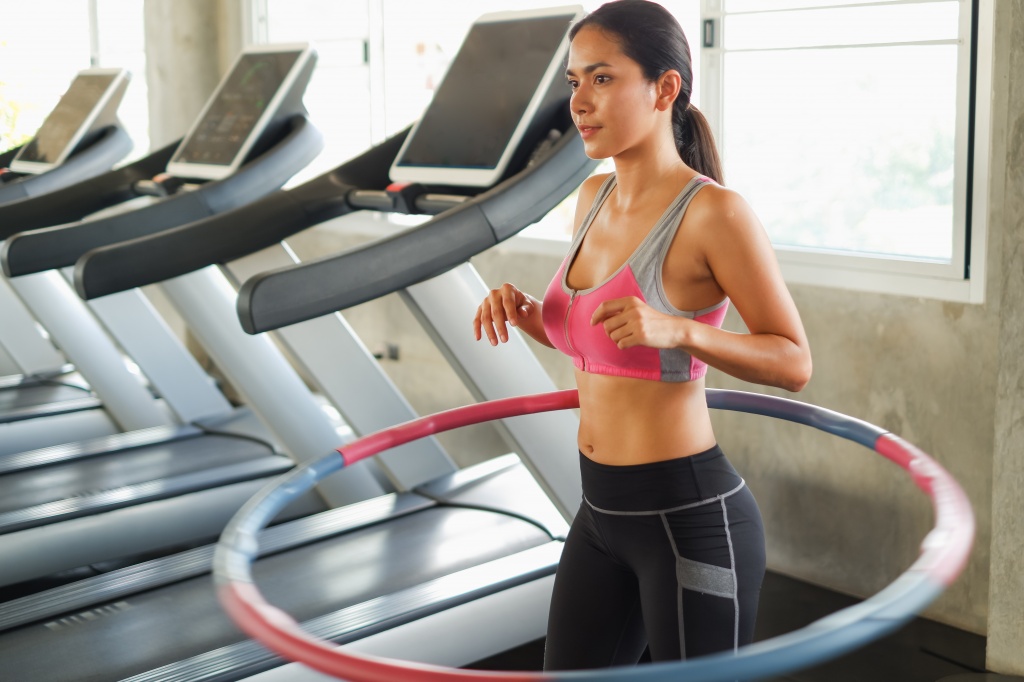 При помощи спортивных занятий с обручем можно похудеть. Для этого стоит правильно выбрать конструкцию и упражняться регулярно При помощи спортивных занятий с обручем можно похудеть