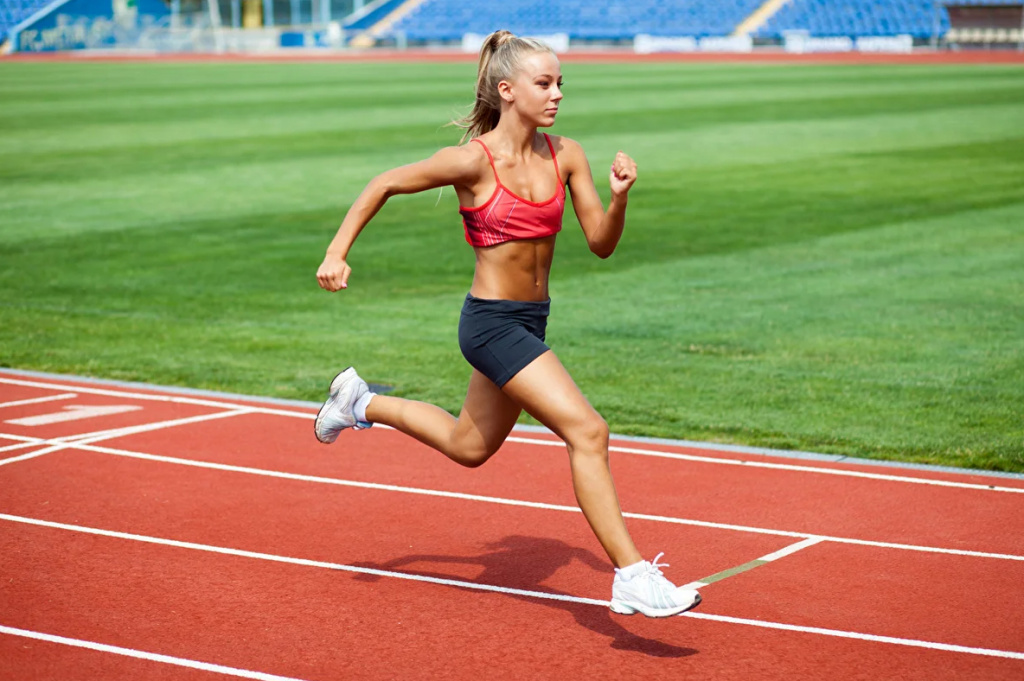 Можно увеличить свою скорость при забеге на 100 м, но для этого нужно регулярно тренироваться, выполнять специальные упражнения, соблюдать рекомендации и ограничения Подготовка к забегу