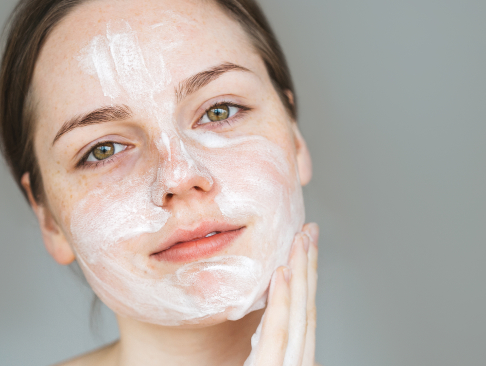 Основная отличительная особенность средства – более плотная, жирная текстура, повышенный питательный эффект, нежели у дневного крема Особенности ночного крема