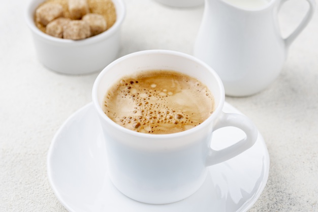 Если вы все сделали правильно, жидкость в чашке будет покрыта светлой, плотной и сплошной пенкой Кофе по-турецки