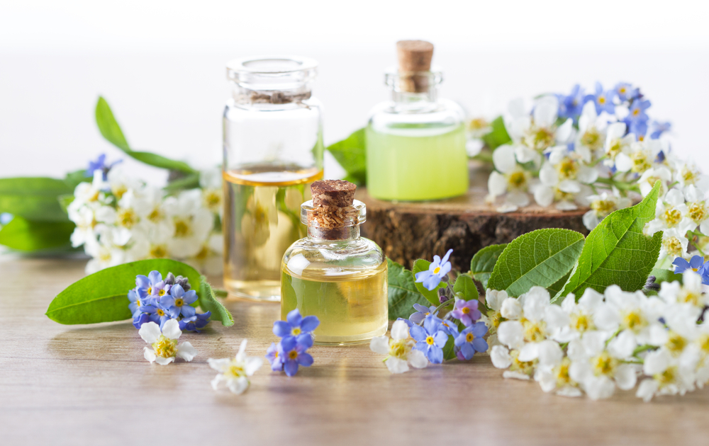 Действие ароматических масел многогранно. В зависимости от цели они могут использоваться в различных сферах жизнедеятельности человека Ароматерапия