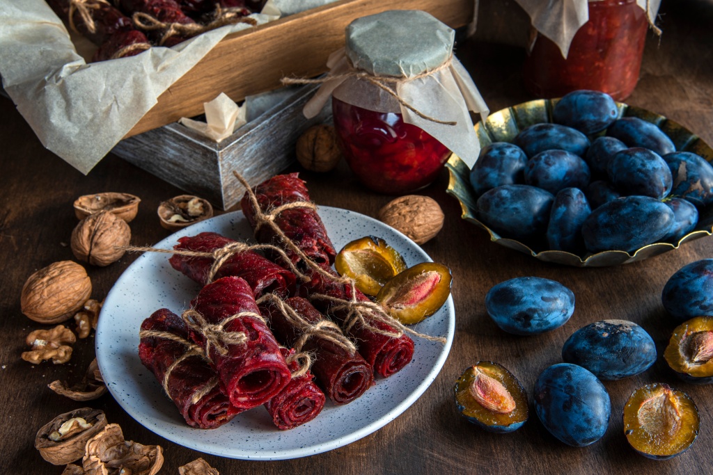 Домашняя пастила из сливы готовится легко, для этого требуется минимум ингредиентов Домашняя пастила из сливы