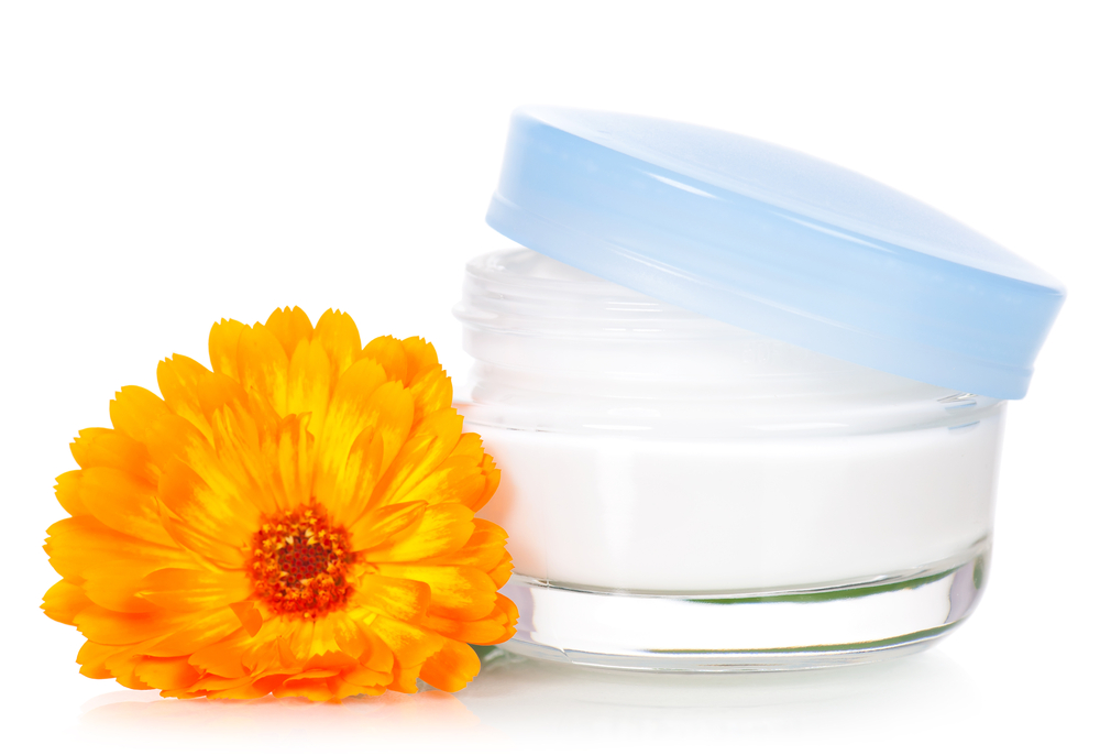 Чтобы сделать бальзам для губ в домашних условиях, можно воспользоваться несложными рецептами. Домашнее средства для увлажнения и защиты кожи — одно из самых простых