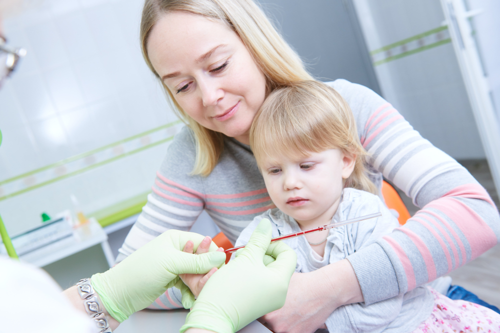 Скорость оседания эритроцитов в крови ребенка может определяться отдельно или при полном его клиническом обследовании При заборе биологического материала отслеживается скорость, с которой оседают эритроциты, смешанные с веществом, которое предотвращает процессы свертывания крови