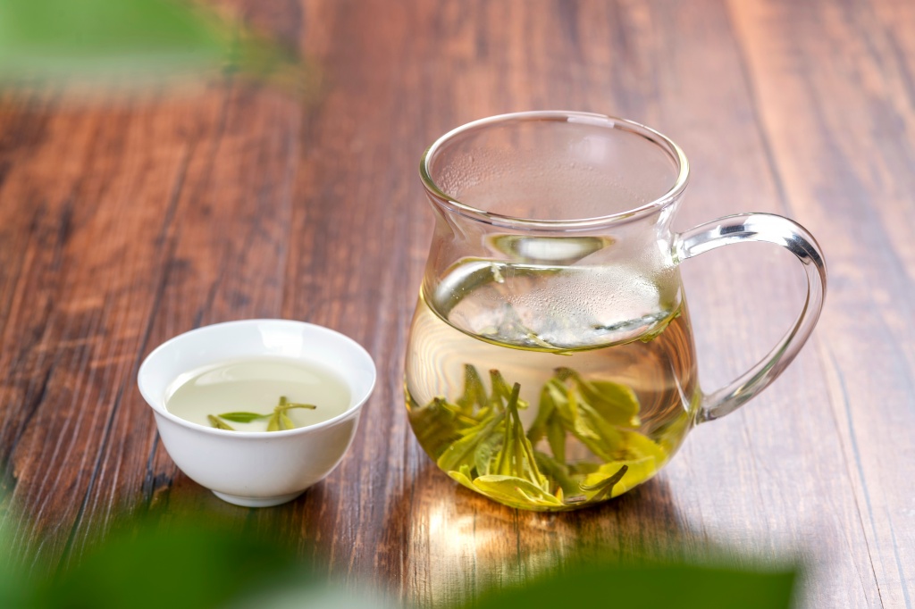 Имбирь заметно усиливает способность зеленого чая изгонять из тела жидкость Добавление жасмина для ароматизации или льда не изменяет свойства зеленого чая