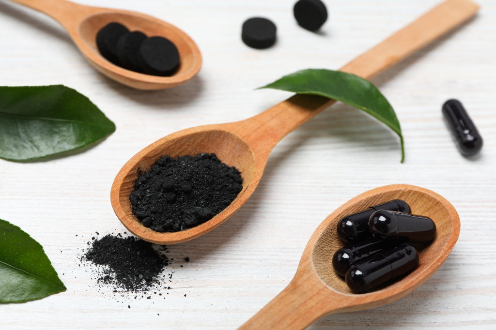 Активированный уголь выпускают в форме плоских черных таблеток, которые расфасованы в упаковки по 10 штук Существует белая разновидность, но прием такого порошка не подходит для очищения организма