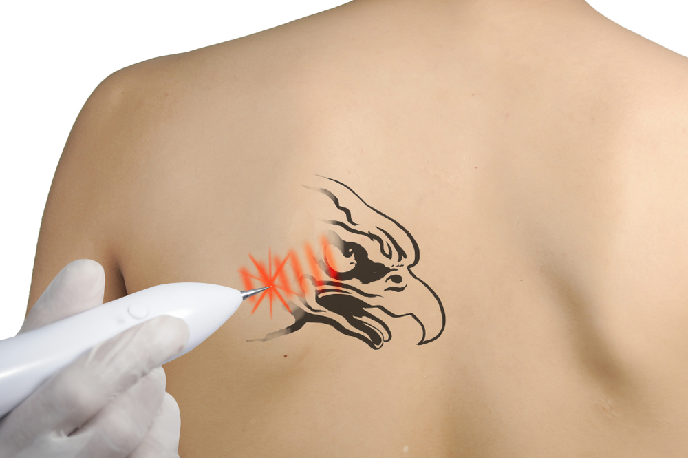 Правильный уход, особенно в первые дни и недели после набивки татуировки - гарантия того, что такое изображение на коже многие годы не изменит свой цвет, рисунок останется четким, а на коже не появятся рубцы и шрамы Дальнейший уход