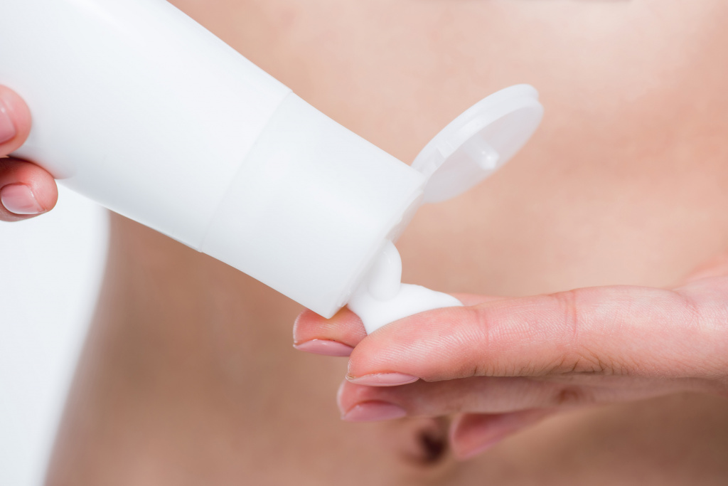 Сосновая вода практически не имеет противопоказаний к наружному применению. Она может входить в состав тоников, лосьонов, кремов, шампуней, бальзамов и спреев для волос Сосновая вода практически не имеет противопоказаний к наружному применению