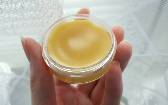 Косметику на основе пчелиного воска допустимо готовить самостоятельно в домашних условиях Пчелиный воск – это натуральный природный компонент, который часто входит в косметические продукты для ухода за лицом, телом, волосами