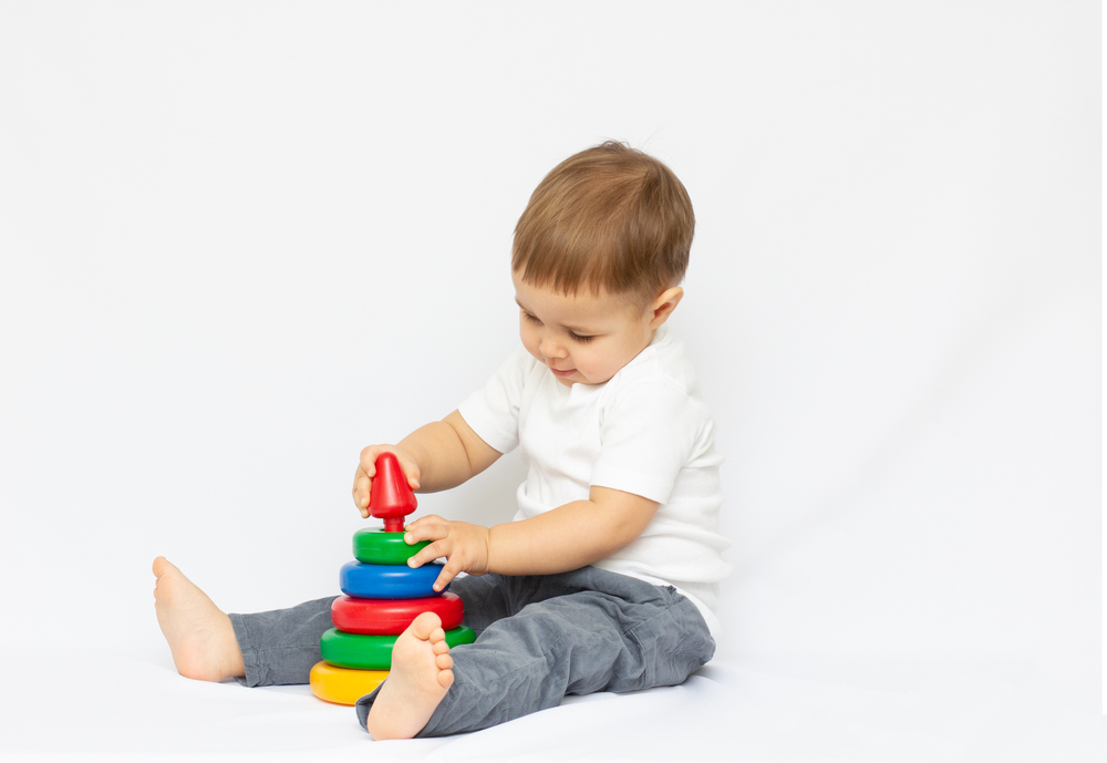 Предложите ребенку собрать пирамидку, сравнить колечки по размерам Несколько игр для развития ребенка