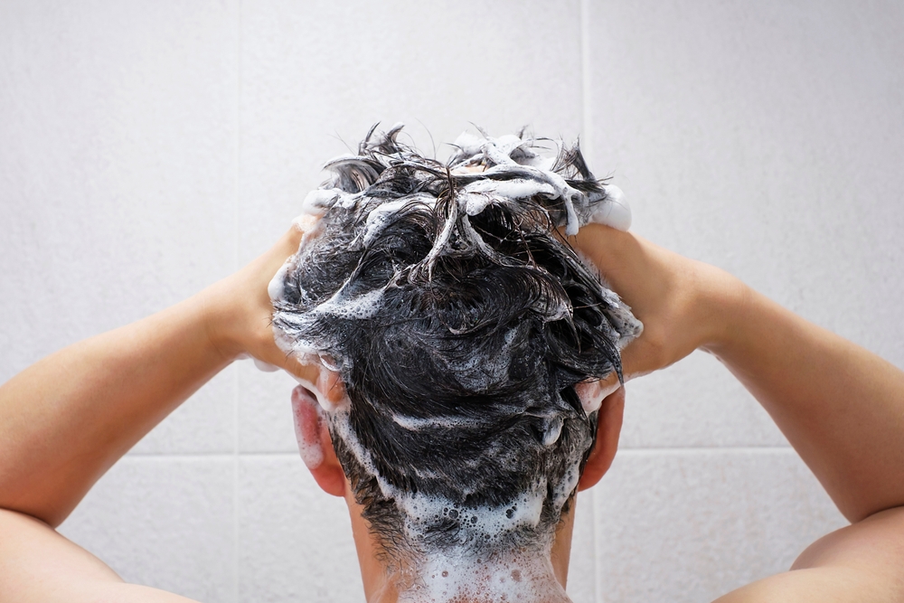 Вода при мытье головы не должна быть слишком горячей, чтобы не вызывать чрезмерное салоотделение мытье головы