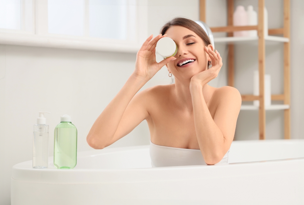 Тоник – это жидкое косметическое средство, при помощи которого очищают лицо перед нанесением макияжа Тоник обогащен полезными кислотами, компонентами, которые удерживают влагу, витаминами, минералами, эфирными маслами, экстрактами лекарственных трав или фруктов