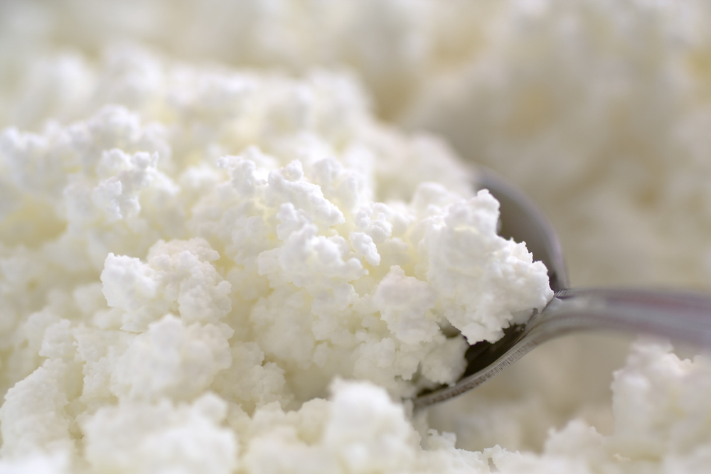 Натуральный творог не вступает в реакцию, поэтому окраска не будет изменяться со временем. Если же в ложке оказалась подделка, имеющая в своем составе крахмал, то появится отчетливо различимый синий цвет Как проверить творог йодом