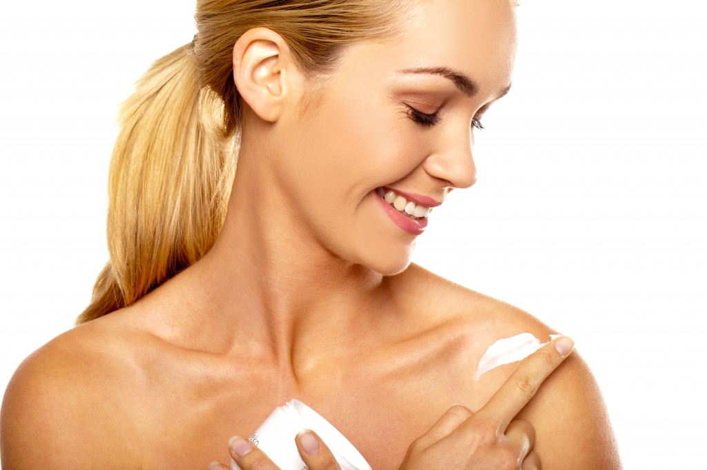 Крем – это густое средство с плотной консистенцией. В его составе много питательных, жирных компонентов, натуральных масел крем для тела