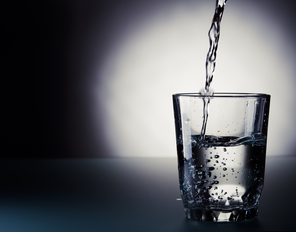 Вода — жизнь. Организм человека при ее отсутствии ждет гибель. Для максимальной пользы для здоровья воду нужно пить правильно Есть мнение, что употреблять много жидкости перед сном нельзя, так как велик риск навредить своему организму