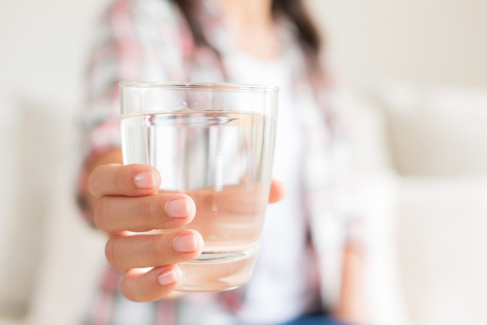 Употреблять воду перед едой можно. Это полезно для организма Питье жидкости должно войти в привычку