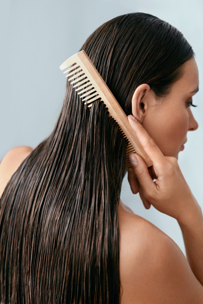 Даже в чистом виде, без каких-либо добавок, касторка может значительно улучшить состояние волос Мономаски