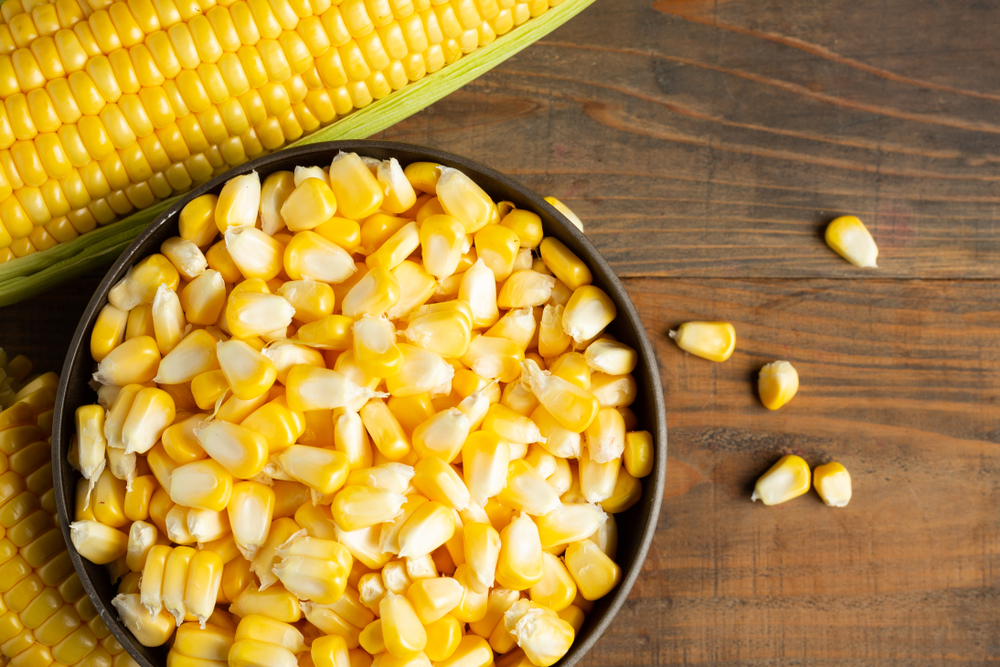 Для того чтобы восполнить дефицит пищевых растительных волокон, следует добавить в меню кукурузу Продукты, богатые клетчаткой