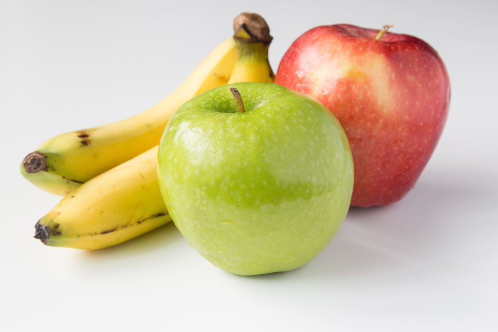 Фрукты лучше употреблять до обеда, поскольку в них содержится фруктоза Яблоки и бананы