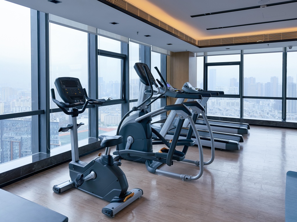 Если человек регулярно будет посещать занятия фитнесом, это поможет ему приблизиться к достижению намеченных целей Почему стоит начать ходить в спортивный зал?