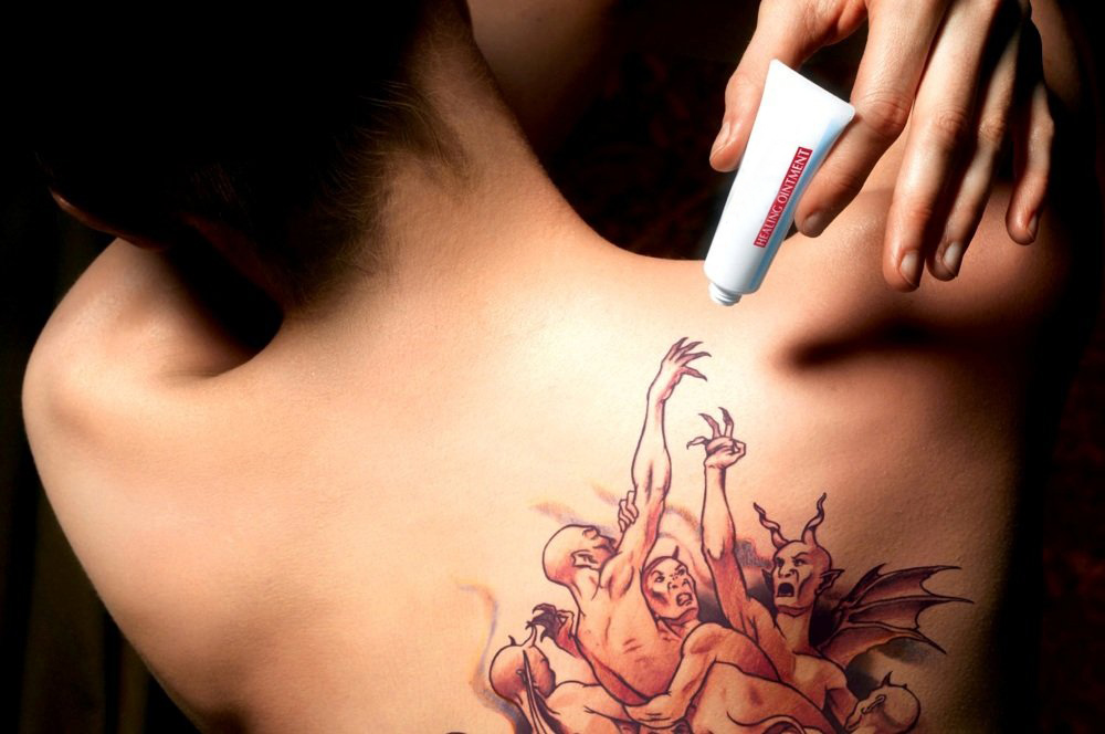 Правильный уход, особенно в первые дни и недели после набивки татуировки - гарантия того, что такое изображение на коже многие годы не изменит свой цвет, рисунок останется четким, а на коже не появятся рубцы и шрамы Дальнейший уход