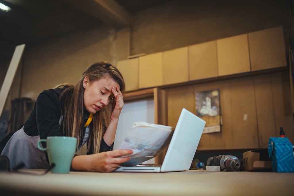 Причины стресса могут быть самыми разными: потеря друзей и родственников, повышенные цены, проблемы на работе, бессонница и сбитый биологический ритм, усталость, смена места жительства Всего у стресса три стадии развития