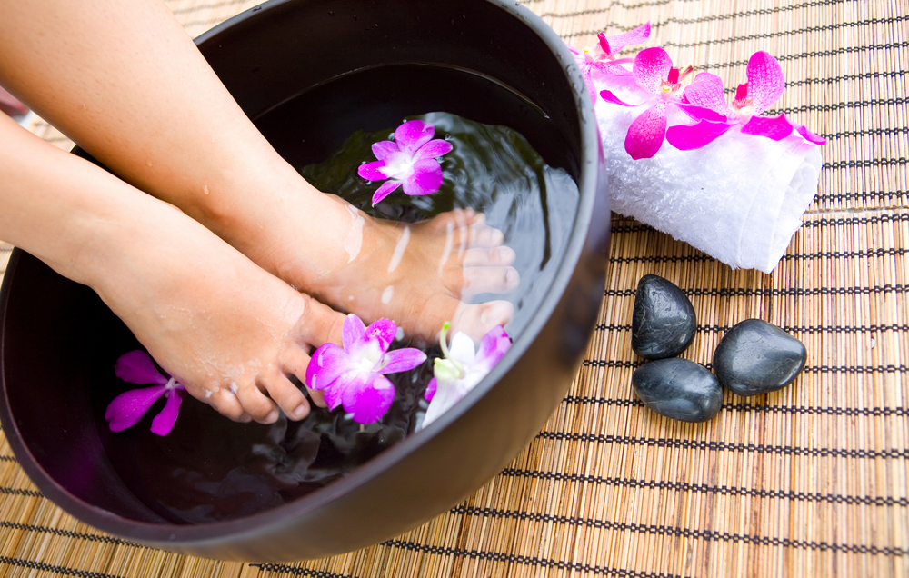 Контрастные ванночки для ног. В воду можно добавить сок цитрусовых или натуральное ментоловое масло Контрастные ванночки для ног