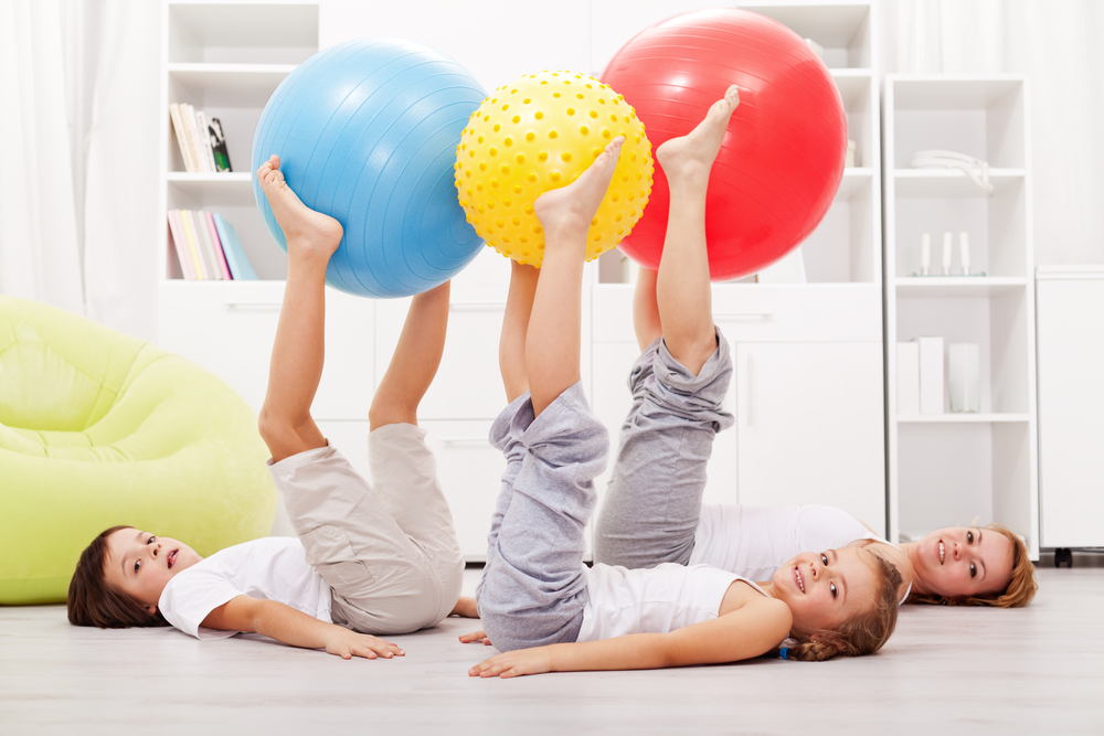Утренняя зарядка с применением фитнес-бола подойдет для женщин и детей утренняя зарядка