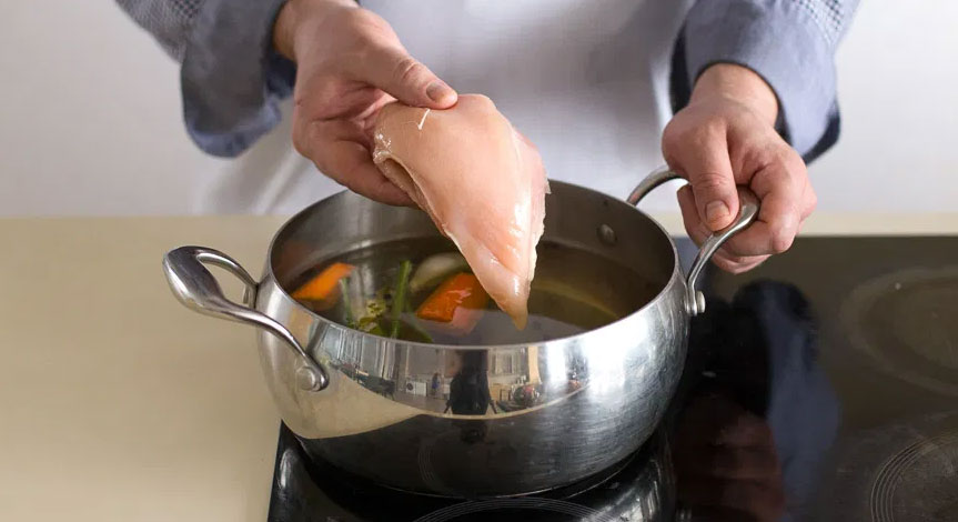 Наиболее диетическим куриный бульон получается при приготовлении из грудки курицы без кожицы Бульон куриный в похудении