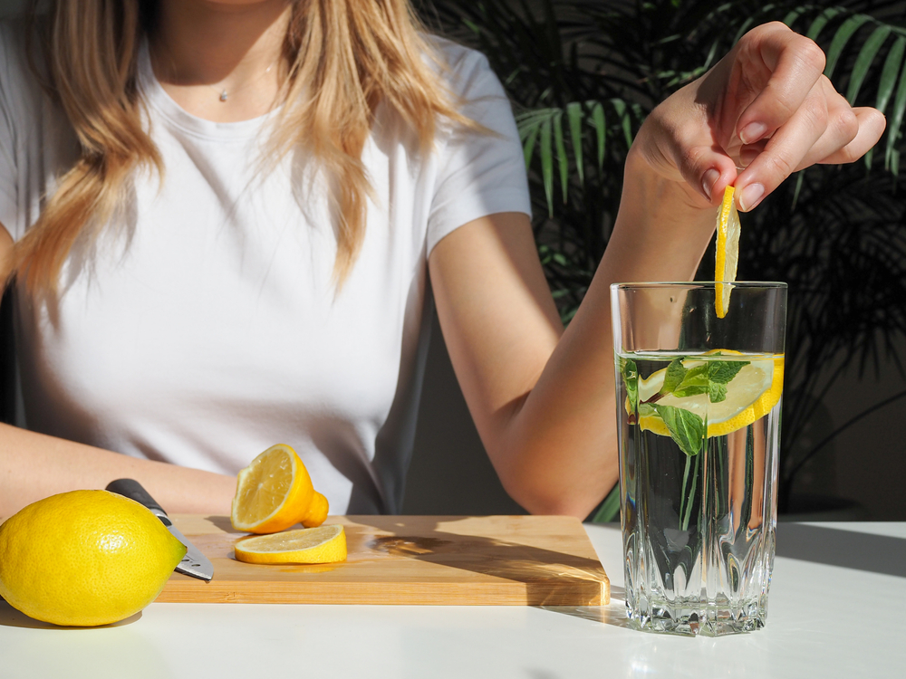 Если надоел обыкновенный пресный вкус, можно добавлять в воду свежевыжатый лимонный сок Какую воду стоит пить при повышенном артериальном давлении?