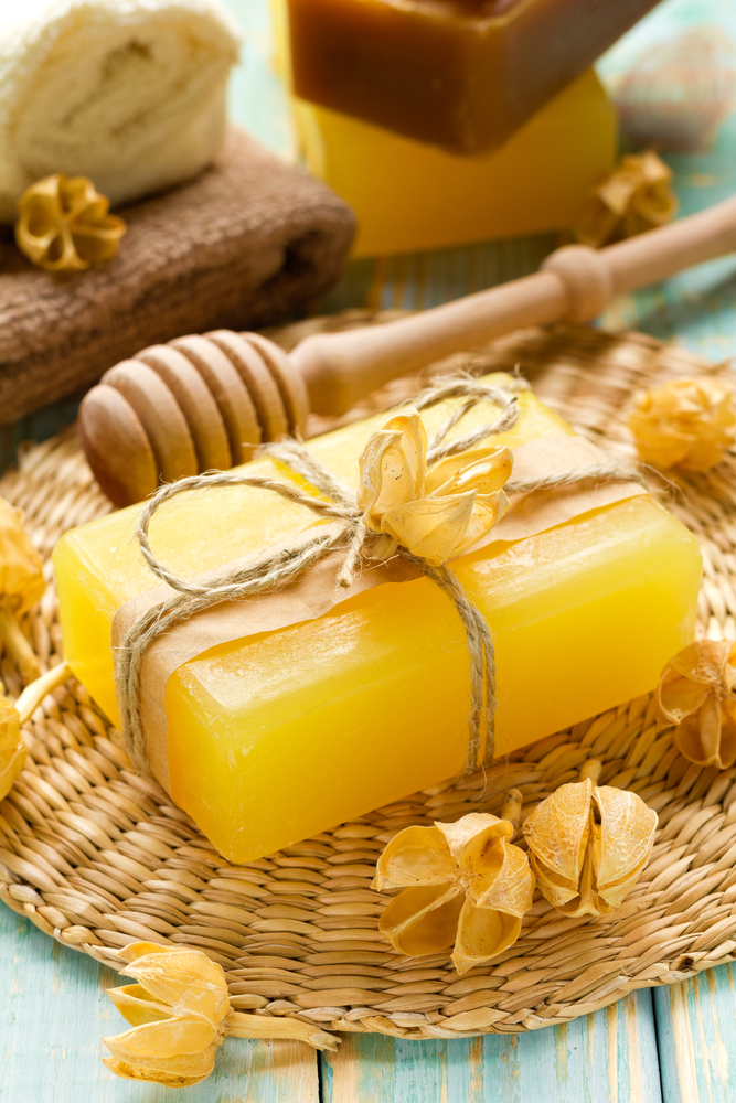 Пчелиный воск (особенно желтый) содержит более трехсот полезных веществ Пчелиный воск