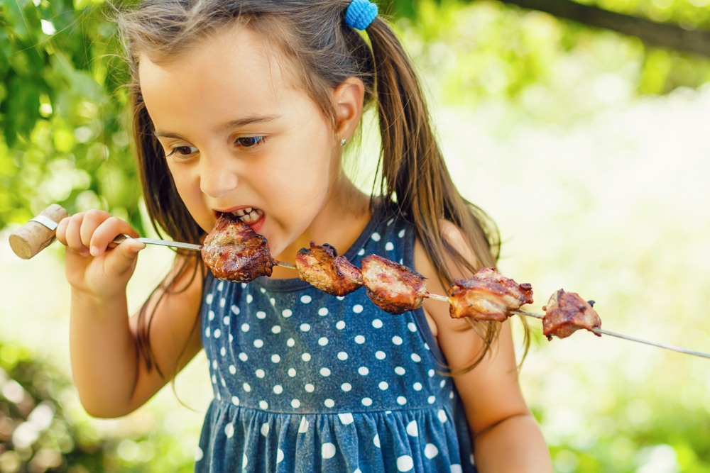 Чтобы не возникало дефицита карнитина, стоит обогащать рацион ребенка соответствущими продуктами Мясо красных сортов