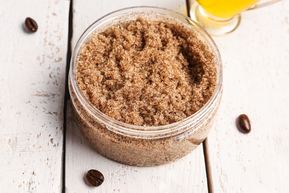 Cкрабы для тела запускают более интенсивные процессы обновления кожных тканей, поэтому есть шанс, что новообразования постепенно уйдут Домашнее избавление от белых растяжек