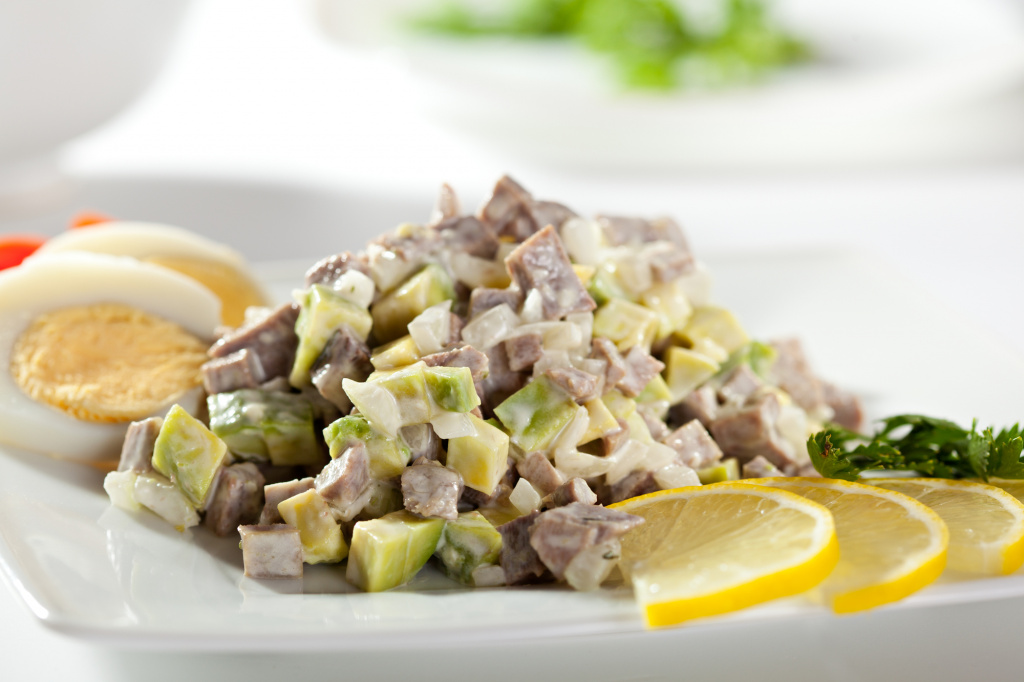 Соотношение ингредиентов и даже их набор в салате оливье варьируются в очень широких пределах Оливье