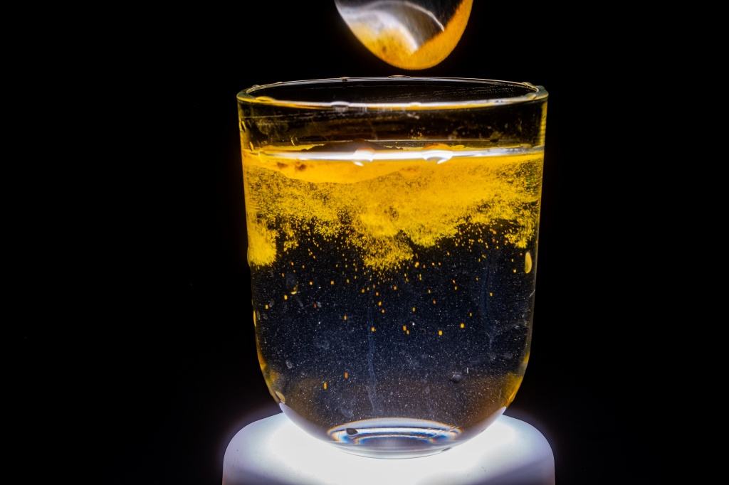 Пряность содержит огромное количество антиоксидантов, что помогает поддерживать организм в хорошей форме и продлевать молодость Не стоит злоупотреблять пряностью, так как может возникнуть диарея. А вот людям склонным к запорам куркума вполне поможет