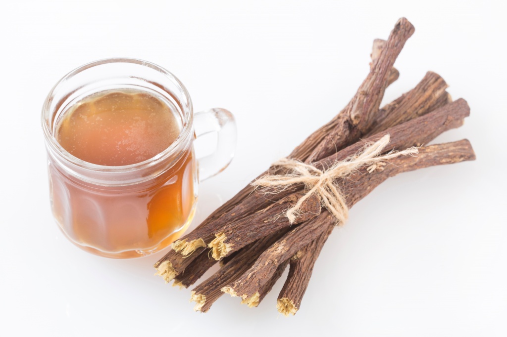 Из листьев эвкалипта получают эфирное масло, обладающее сильным облегчающим откашливание действием Эвкалипт