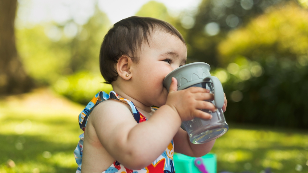 Маленькие дети до 3 лет должны пить примерно литр чистой воды в сутки Нормы потребления жидкости ребенком