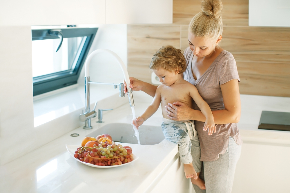 До трех лет процесс нужно осуществлять под родительским контролем, ведь кроха может не справиться с мытьем рук самостоятельно Когда учить ребенка мытью рук?