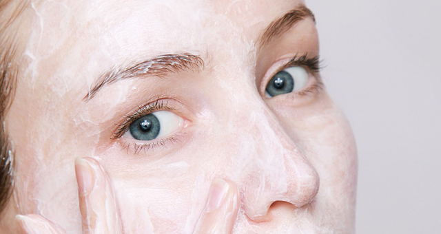 Наносить крем стоит на слегка влажное лицо, так он будет работать интенсивнее Как наносить ночной крем?