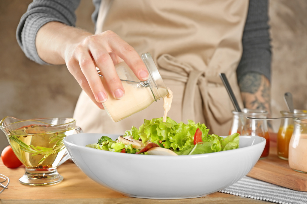 Популярность майонез приобрел благодаря мягкому, ненавязчивому вкусу и возможности придавать блюдам нежную текстуру Популярность майонез приобрел благодаря мягкому, ненавязчивому вкусу