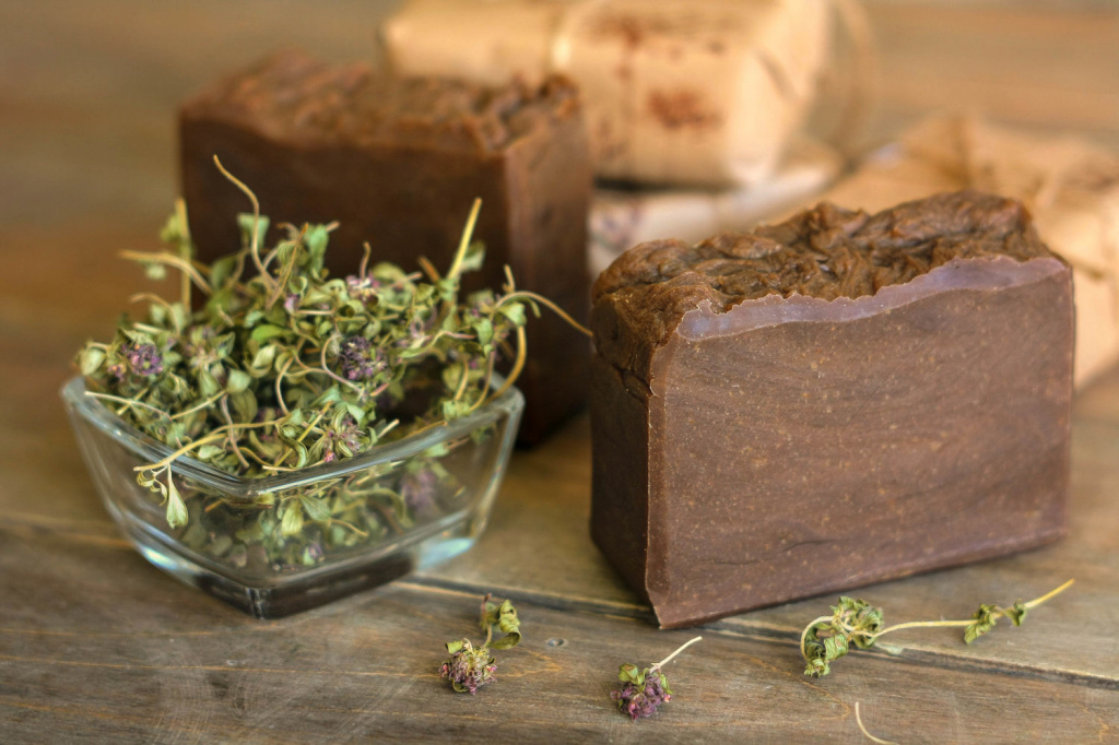 При легкой форме заболевания без зуда и красноты можно использовать мыло «Дегтярное» мыло «Дегтярное»