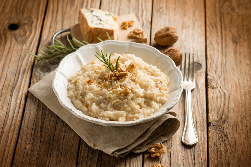 Овсянка всегда считалась полезным и бюджетным блюдом Овсянка