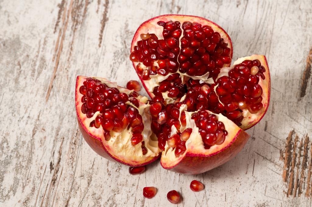 В состав гранатов входят многие вещества, оказывающие мощное благотворное влияние на здоровье Польза гранатов для здоровья