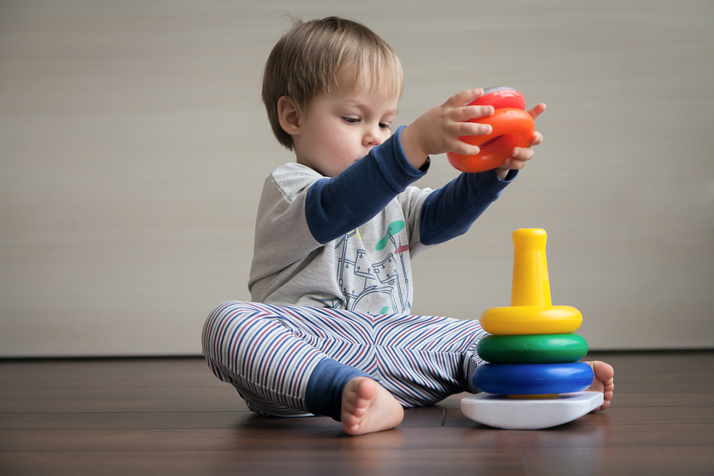 Предложите ребенку собрать пирамидку, сравнить колечки по размерам Несколько игр для развития ребенка